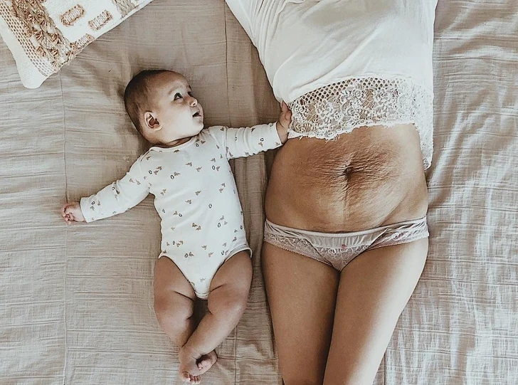 Femme postpartum bébé